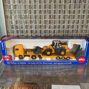 Siku  Liebherr Low Loader with Four Wheel Loader # 1839 New in Box 1:87
